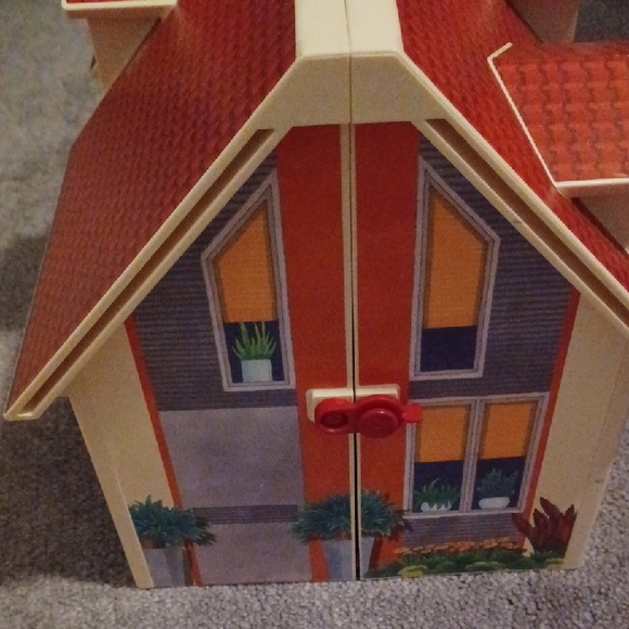 Red and White Dollhouse Carry Case - Picture 3 of 10